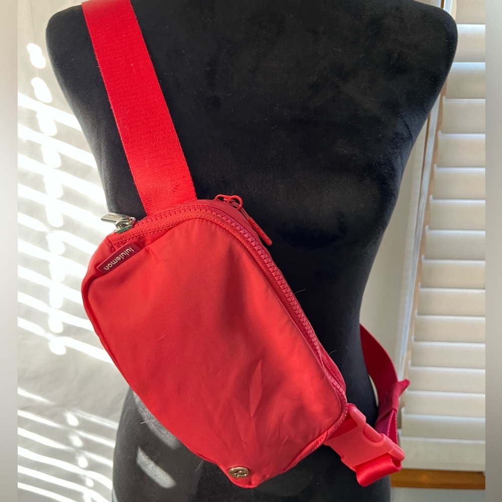 Lululemon Everywhere Belt Bag Used Athleisure Crossbody‎ Fanny Pack raspberry